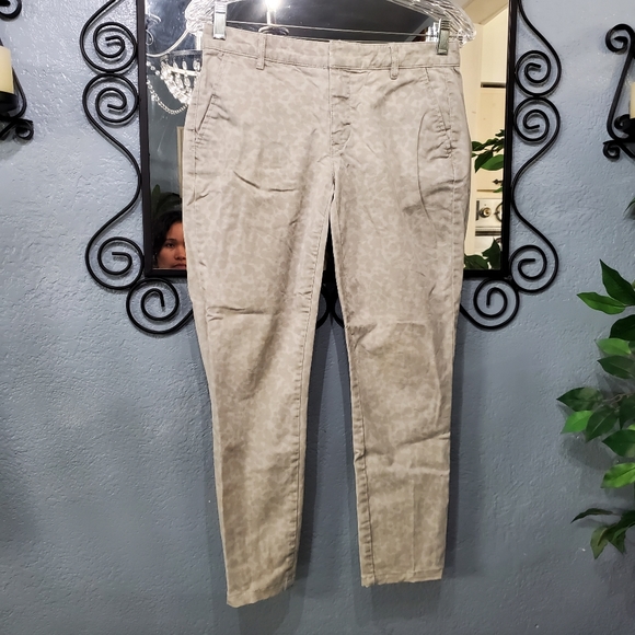 Khakis by Gap 97%Cotton 3% Spandex Pants Size Small - Picture 2 of 6